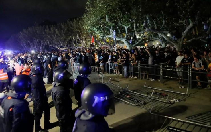 Policiais encaram manifestantes pró-independência após protesto realizado um ano após referendo por separação da Catalunha, em Barcelona, na segunda-feira (1) — Foto: Reuters/Jon Nazca