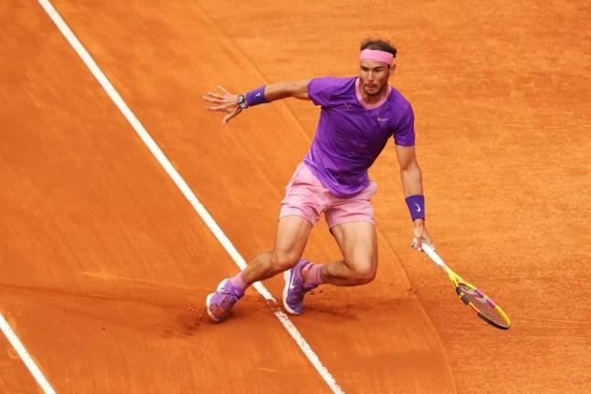 Rafael Nadal, da Espanha, tropeça na linha e cai durante a final do Masters 1000 de Roma contra Novak Djokovic, da Sérvia — Foto: Clive Brunskill/Getty Images