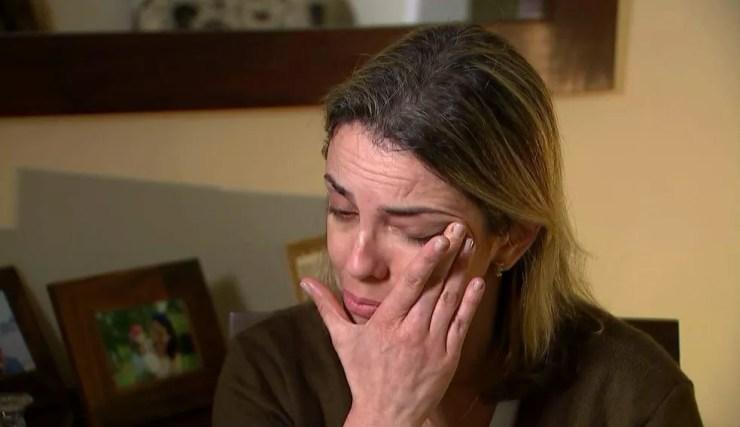 Fernanda Lazari de Souza, esposa de Carlos Eduardo, revela a dor dos filhos pela ausência do pai (Foto: Reprodução / TV TEM)