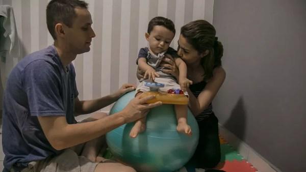 Michelle com o marido, Rinaldo, e o filho: 'O resultado do exame demorou pouco mais de um mês e, quando confirmou o diagnóstico, foi muito dolorido', diz ela  (Foto: Bruna Justa/BBC News Brasil)