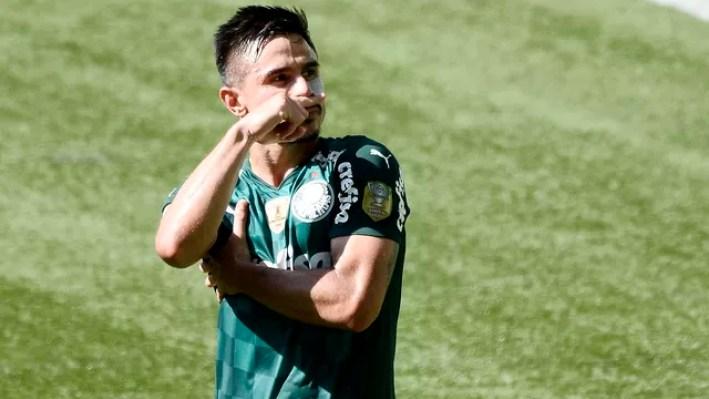 Willian faz pose ao comemorar gol do Palmeiras contra o América-MG