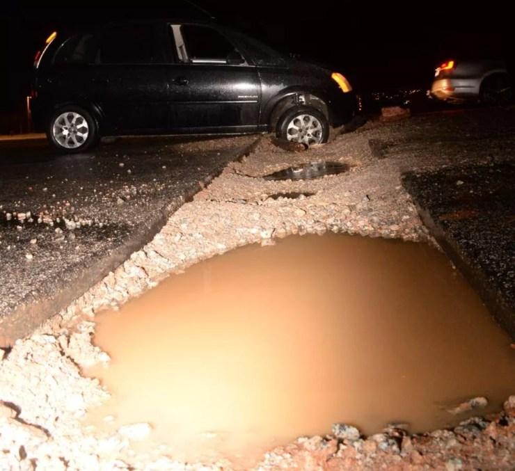 Motoristas tiveram dificuldade de visualizar o buraco, que ficou coberto de água (Foto: Júlio Leite/Arquivo pessoal)
