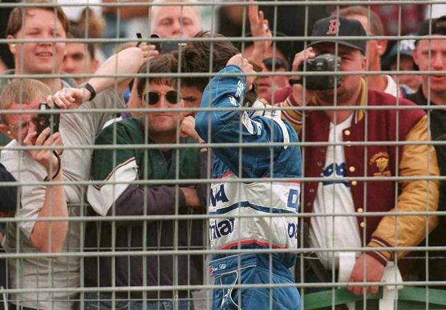 Desolado, Damon Hill volta aos boxes após carro quebrar na volta de apresentação na Austrália, em 1997 — Foto: Getty Images