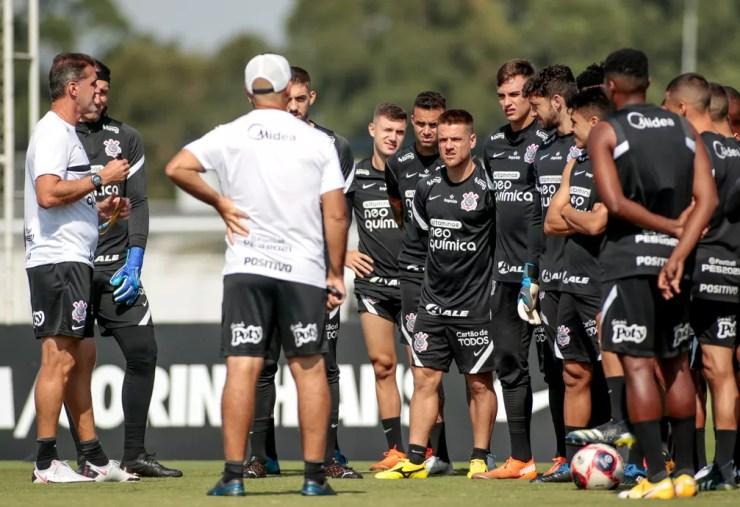 Vagner Mancini conversa com jogadores antes de treino do Corinthians — Foto: Rodrigo Coca / Ag.Corinthians