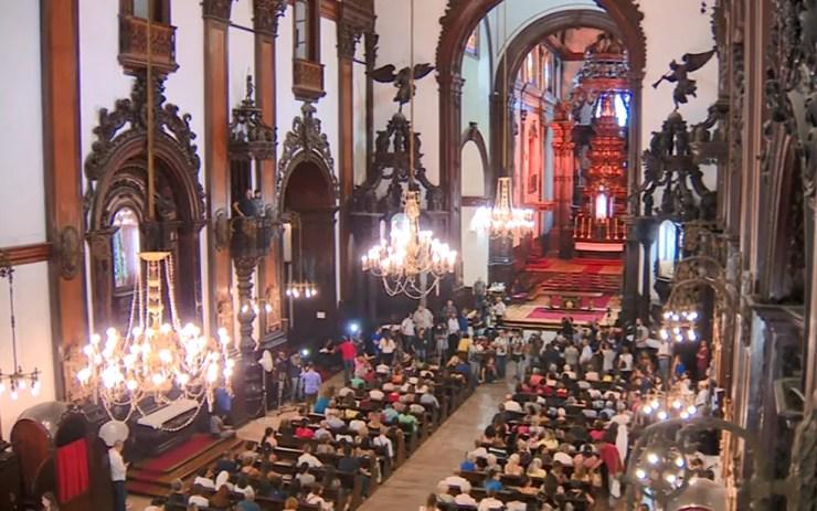 Primeira missa na Catedral de Campinas após ataque que terminou com cinco fiéis mortos teve ritual de purificação. — Foto: Reprodução/EPTV