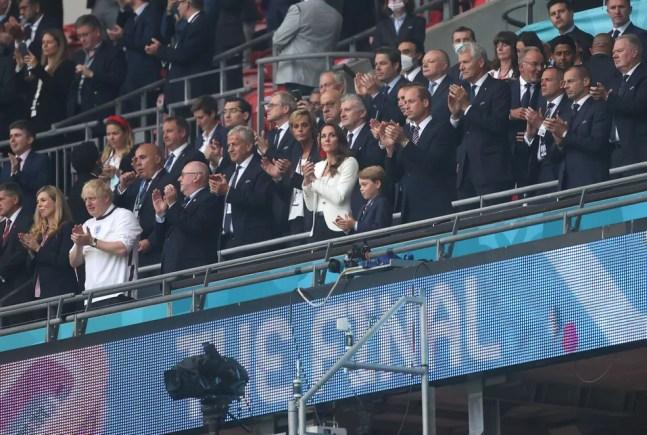 Tribuna de Wembley recebeu diversas autoridades neste domingo — Foto: Reuters
