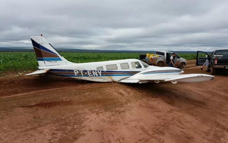 Avião com pasta base de cocaína fez pouso em Tangará da Serra, no dia 23 de abril (Foto: Divulgação/PM-MT)