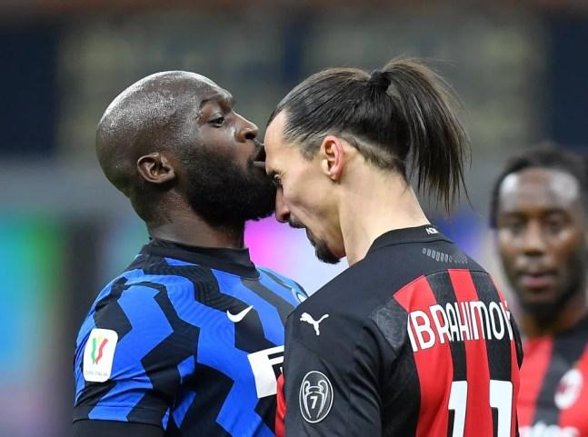 Lukaku e Ibrahimovic discutem no fim do primeiro tempo do clássico entre Inter e Milan pela Copa da Itália — Foto: Daniele Mascolo/Reuters