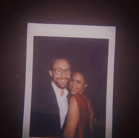 Tom Hiddleston e a noiva Zawe Ashton em foto polaroid 