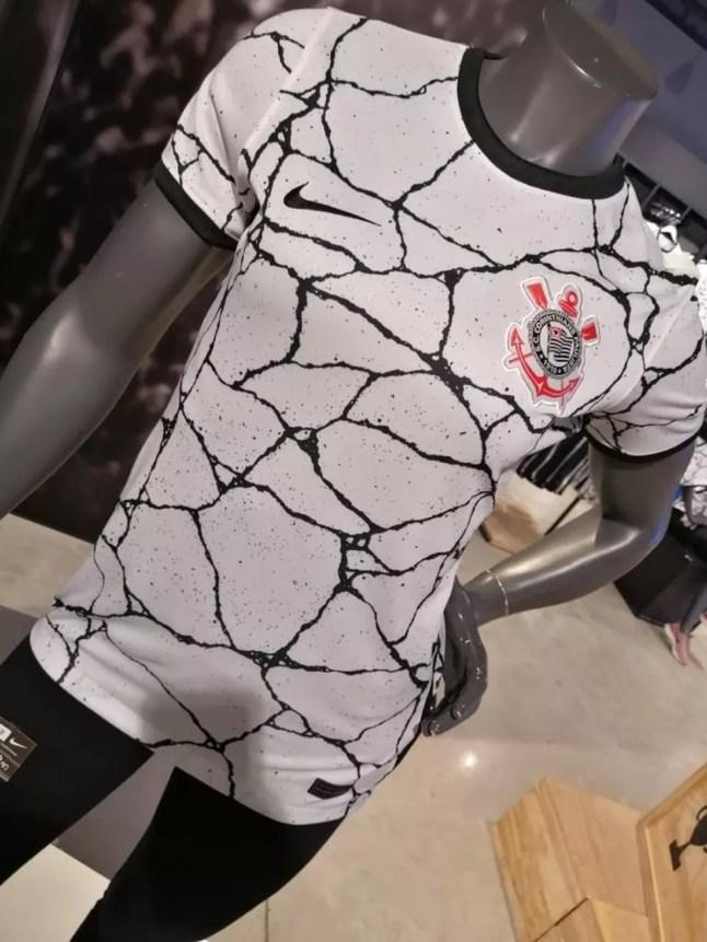 Modelo feminino da nova camisa do Corinthians — Foto: Megaloja Neo Química Arena/Divulgação