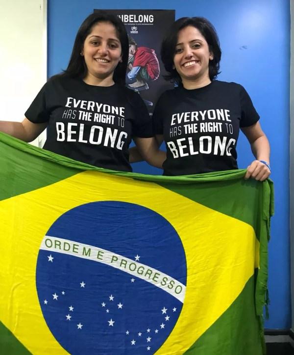 Irmãs Maha e Souad Mamo com a bandeira do Brasil — Foto: Maha Mamo/Arquivo Pessoal