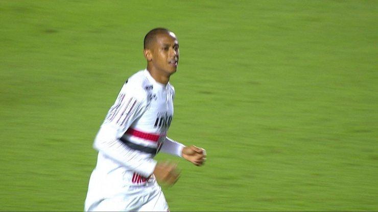 Bruno Alves fez o gol da vitória sobre o Paraná, na estreia do São Paulo no Brasileirão