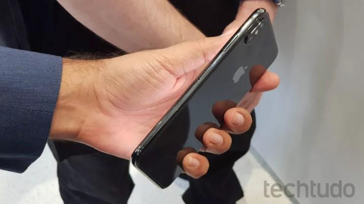 Detalhe da lateral do iPhone XS Max cinza espacial; carcaça em aço inoxidável e traseira em vidro — Foto: Thássius Veloso/TechTudo