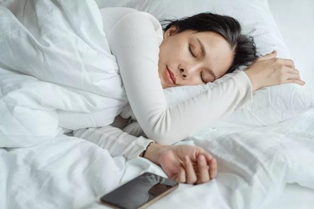 Luz azul dos eletrônicos atrapalha a produção de melatonina, o hormônio do sono e 49% dos brasileiros usam o celular antes de dormir — Foto: Pexels