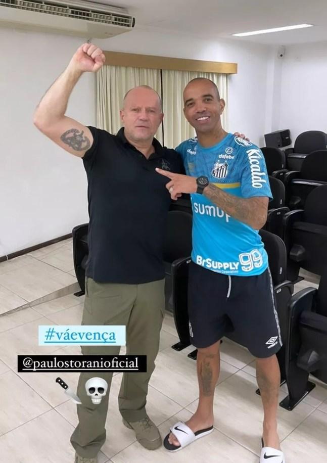 Diego Tardelli posa com ex-capitão do Bope — Foto: Reprodução