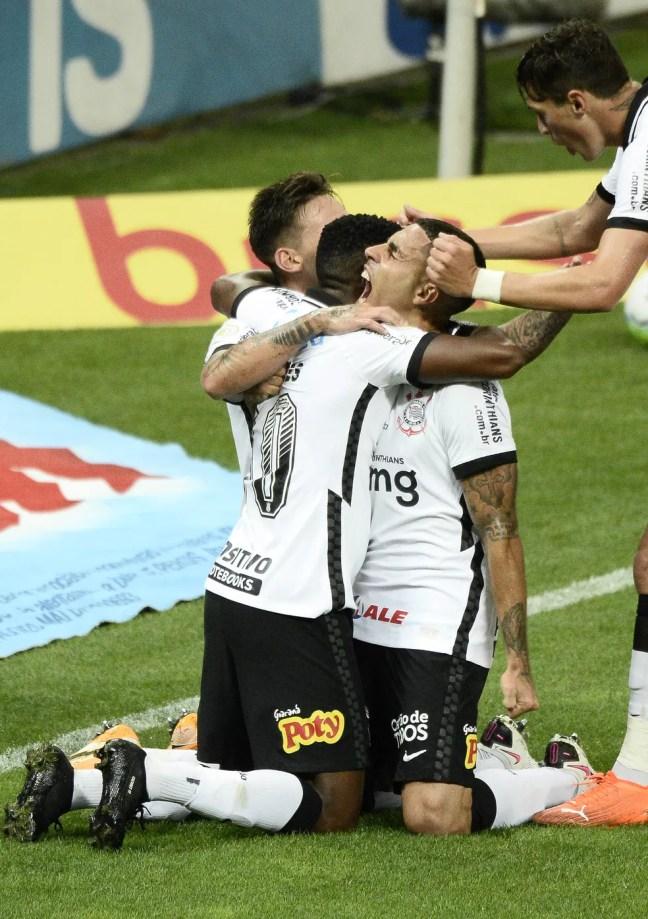 Cazares comemora seu gol contra o Fluminense — Foto: Marcos Ribolli