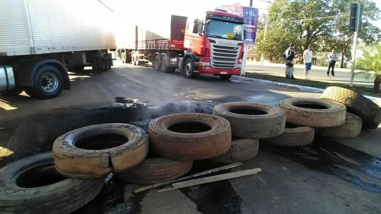 Caminhoneiros colocaram pneus e pedaços de madeira sobre a rodovia bloqueada em Mato Grosso (Foto: Ivan de Jesus Santos/Rádio Centro América)