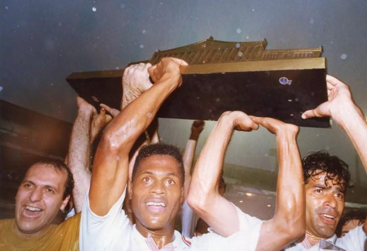 Jogadores do São Paulo levantam taça do Paulistão de 1992 — Foto: Edu Garcia/Estadão Conteúdo