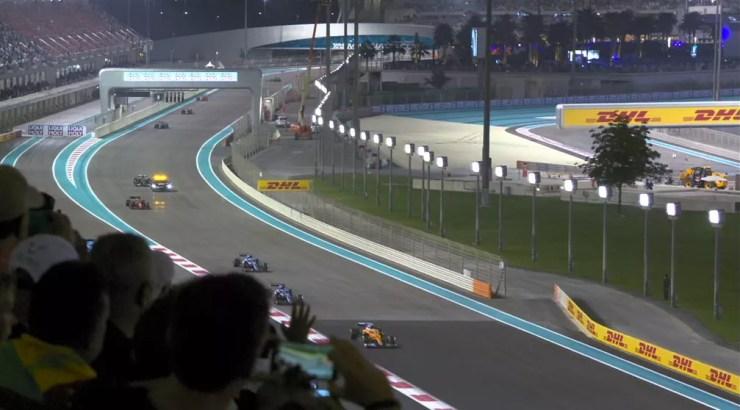 O momento em que apenas os cinco retardatários entre Hamilton e Verstappen foram autorizados a recuperar a volta — Foto: Reprodução/F1