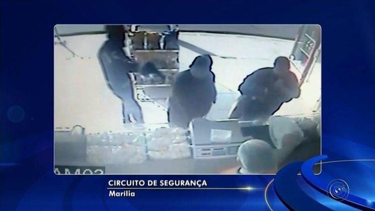 Mulher com bengala reage durante assalto a padaria em Marília