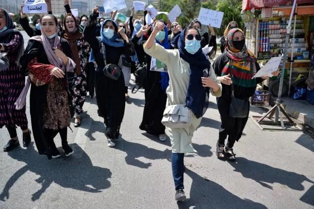 Mulheres afegãs em protesto em Cabul, em 7 de setembro de 2021 — Foto: Hoshang Hashimi / AFP