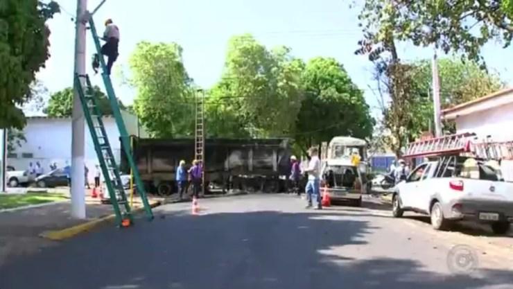 Carreta em chamas foi usada por criminosos para impedir saída de viaturas da PM em Araçatuba (Foto: Reprodução/TV TEM)