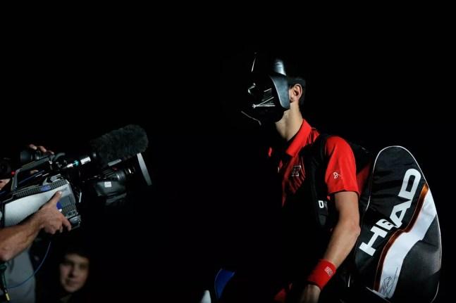 Novak Djokovic com máscara de Darth Vader, em 2012 — Foto: Dean Mouhtaropoulos/Getty Images