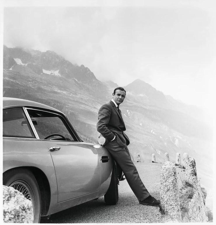 Sean Connery e o Aston Martin DB5, de 1964, nas gravações de "007 - Contra Goldfinger" (Foto: Aston Martin/Divulgação)