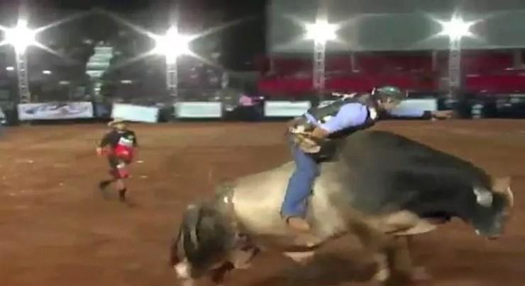 Peão morreu após ser atingido por touro em rodeio (Foto: Expopar Paranaíba/Divulgação)
