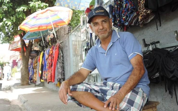 Augusto Franco vende artigos nas proximidades do parque (Foto: Renata Fernandes/G1)