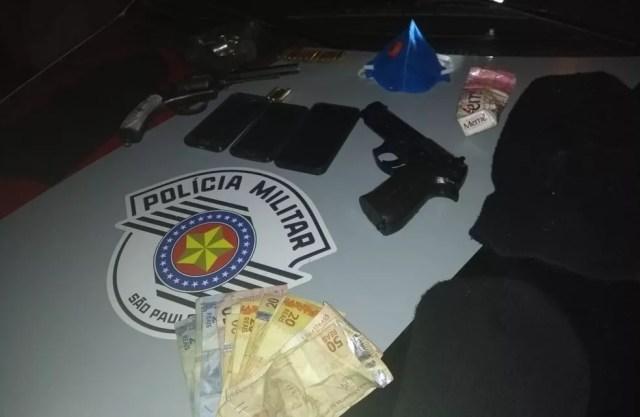 Armas, dinheiro e munições foram apreendidas pela Polícia Militar em Porto Feliz  (Foto: Polícia Militar/Divulgação)