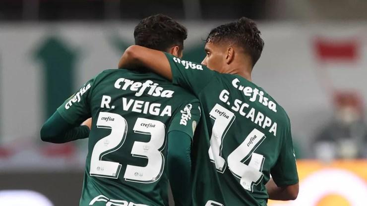 Raphael Veiga e Gustavo Scarpa comemoram o segundo gol do Palmeiras — Foto: Cesar Greco / Ag. Palmeiras