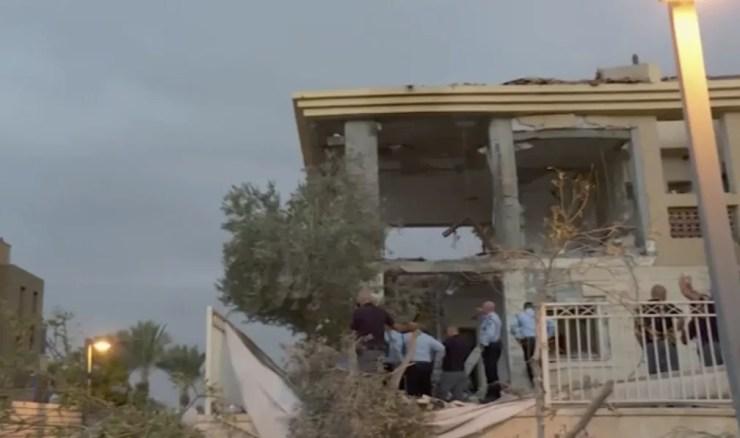 Imagem retirada de vídeo, polícia inspeciona estragos em casa do sul de Israel que foi atingida por foguete disparado da Faixa de Gaza nesta quarta-feira (17) — Foto: KAN via AP