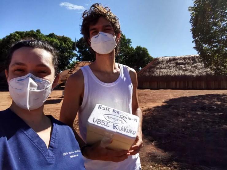 Giulia e colega profissional de saúde fazem testagem de pacientes na aldeia — Foto: Arquivo Pessoal