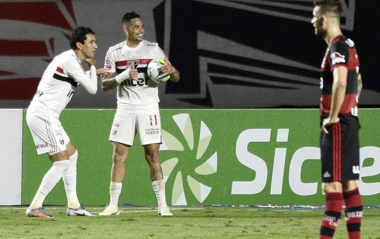 Pablo e Luciano comemoram o gol do São Paulo contra o Flamengo — Foto: Marcos Riboli