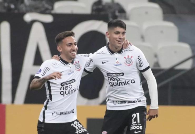 Araos (à dir) "reapareceu" com Lázaro em último jogo — Foto: Rodrigo Coca/Agência Corinthians