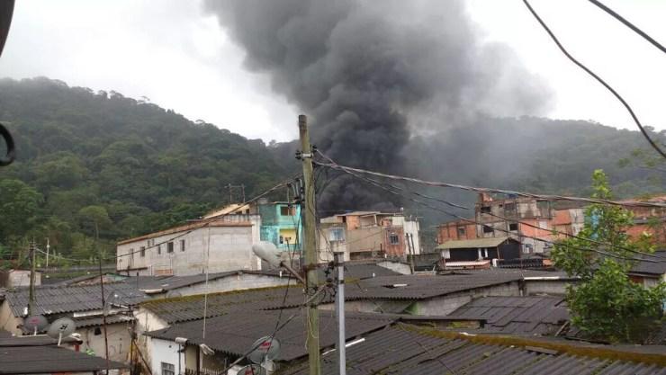 Ônibus foi incendiado na Vila Esperança, em Cubatão (Foto: G1)