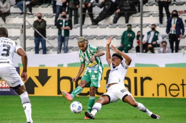 Atacante Paulinho Boia contra o Ceará  — Foto: Fernando Alves/E.C Juventude