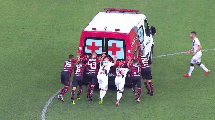 Que isso!Jogadores de Vasco e Flamengo precisam empurrar a ambulância que não pegava