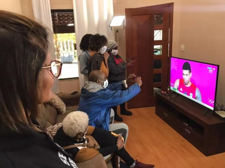 Mãe de Abner Teixeira assiste entrevista do filho após derrota em Tóquio  — Foto: Nathalia Teixeira/TV TEM