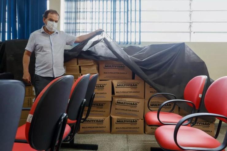 O vereador Celso Giannazzi (PSOL) mostra os equipamentos sem uso na Emef Sérgio Pompeu de Toledo — Foto: Arquivo pessoal