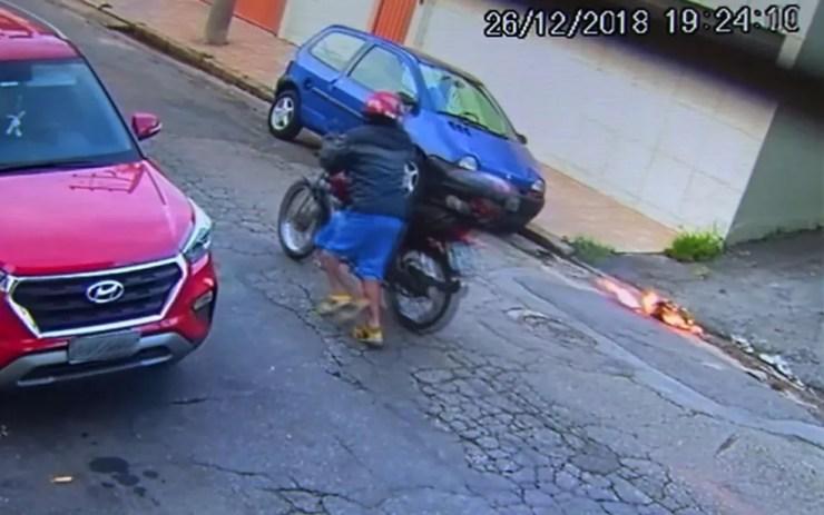 Edilson Bispo foge com a moto após atear fogo à ex-mulher — Foto: TV Globo/Reprodução