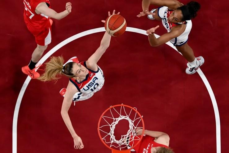 Breanna Stewart (com a bola) foi um dos destaques do heptacampeonato das americanas no basquete — Foto: Pool via REUTERS/Aris Messinis