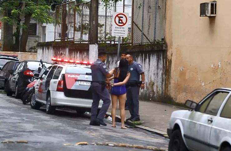 Travesti foi detida apos jogar homem na frente de um caminhão em Santos (SP) — Foto: Reprodução/Carlos Nogueira/A Tribuna Jornal de Santos