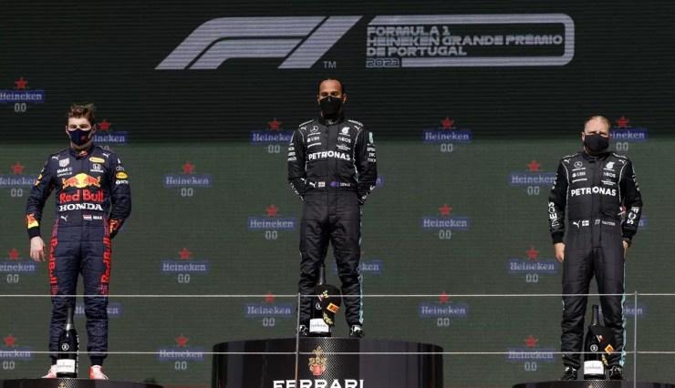 Max Verstappen, Lewis Hamilton e Valtteri Bottas: o pódio do GP de Portugal — Foto: REUTERS/Juan Medina
