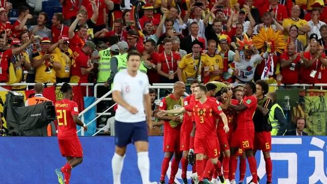 Jogadores da Bélgica comemoram gol de Januzaj contra a Inglaterra