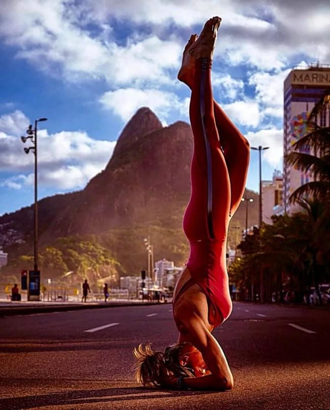 Adriana Camargo demonstra o sirsasana, a postura invertida mais famosa da yoga — Foto: Divulgação / Léo Martins