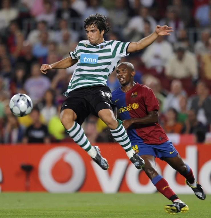 Abel Ferreira, pelo Sporting, enfrentando Eto'o pelo Barcelona em 2008 — Foto: LLUIS GENE / AFP