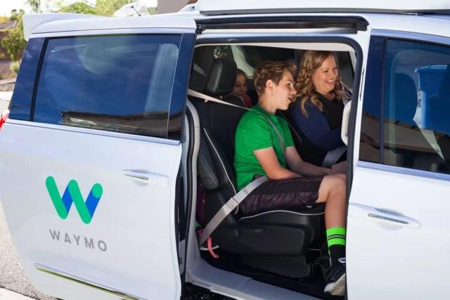 Famílias usam táxis autônomos da Waymo para se deslocar em Phoenix (Foto: Divulgação)