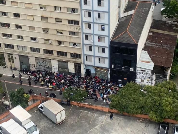 Usuários de drogas reunidos pelos policiais em uma calçada na região central de São Paulo nesta quinta-feira (19).  — Foto: Reprodução/GloboNews